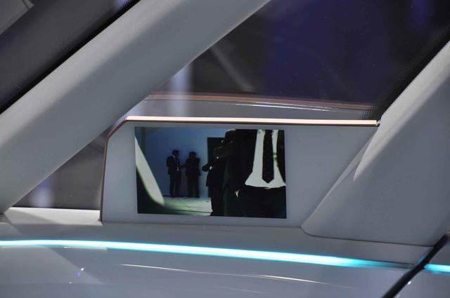 Pantalla eléctrica con cámara exterior que sustituye al retrovisor convencional